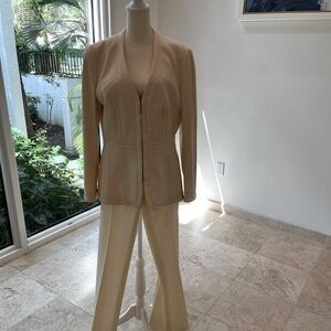 Escada tailored jacket in beige size 40 part of the light beige pants.